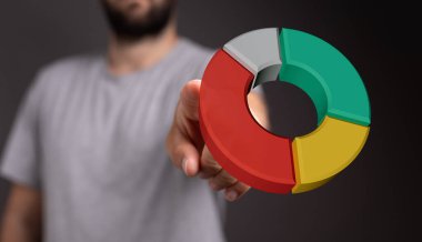 3D pasta grafiği, iş verileri ve finansal analiz sunan adam