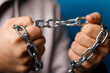 Zincir tutan eller, özgürlük ve kısıtlama kavramları