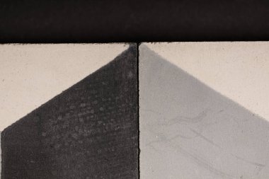 Soyut geometrik karşıtlık: Dokulu yüzeyde gölge ve ışık