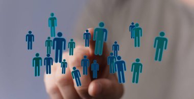 Bir parmak, bağlantı ve topluluk önünde insan figürleri