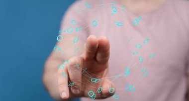 Bir ışık küresine elle dokunarak dijital ağ bağlantısı