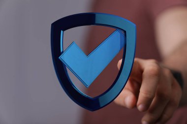 Dijital olarak kontrol işareti, sigorta ve güvenlik kavramına sahip mavi bir kalkan oluşturuldu