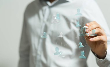 Ağ bağlantısı ve iletişim konsepti cam ve iş fikirleri üzerine çizim yapıyor