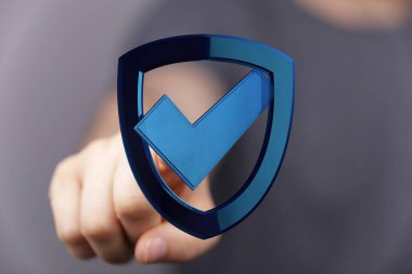 Korunma kavramını gösteren kişi dijital kalkanı gösterir