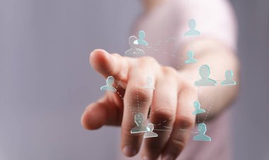 Dijital rakamlara el ile işaret eden insan ağı bağlantısı, topluluk kavramı