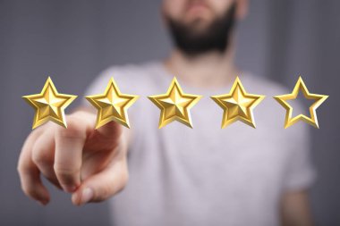 Teftiş İçin Dört Yıldız Seçen Adam Memnuniyet ve Kaliteyi Gösteriyor