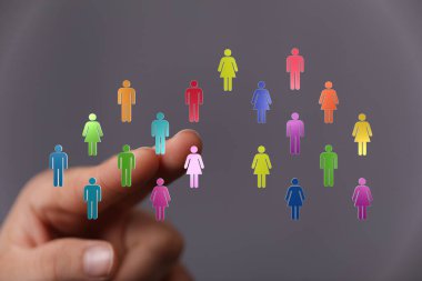 Yüzen renkli insan figürleri, ağ konsepti, takım bağlantısı, çeşitlilik, fikir