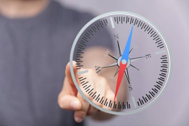 Bir pusula ve yön gösteren bir adam.