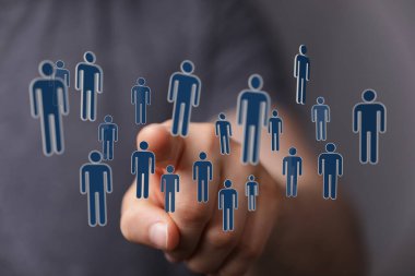 Elle işaret edilen bir grup insanı gösteren dijital ağ bağlantısı