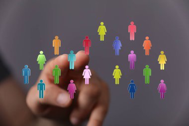 Birbirine bağlı dijital dünya kavramı, toplumu temsil eden insan figürleri