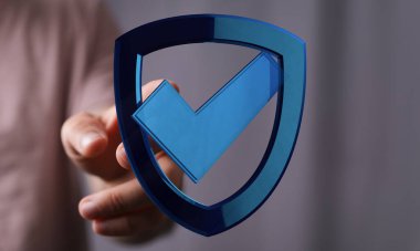 Kontrol işareti, güvenlik ve güvenlik konsepti olan bir kalkanı elinde tutmak