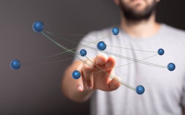 Küresel iletişimi temsil eden ağa dokunan adam