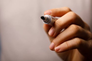 Yaratıcı ifade kavramını yakalayan, keçeli kalemle yazan kişi