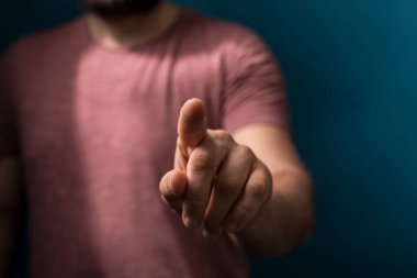 Adam bir şeyi hedef gösterip odaklıyor, seçim kavramı.