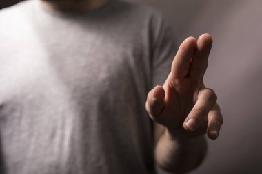 İnsanın eli parmaklarını uzattığı bir şeyi gösterir ya da dokunur..