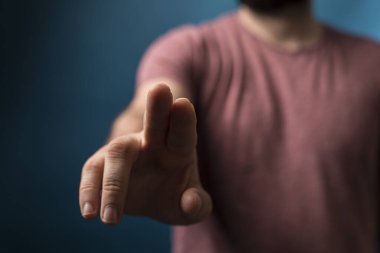 Adam mavi bir arkaplan, seçim ve seçimlere parmak basıyor