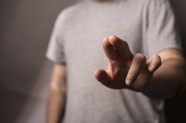 Adamın uzatılmış el hareketi izleyiciyi işaret ediyor.