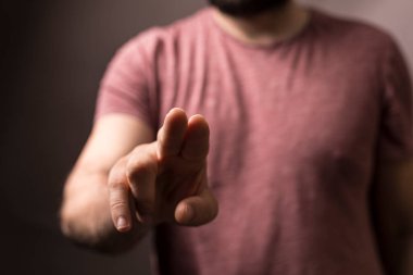 Parmakla işaret eden adam odaklı yakın çekim konseptine bakıyor.