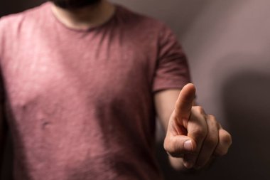 Erkeğin Parmak İşareti: Seçim, Karar, Odaklanma, Dokunma, Teknoloji ve Yönlendirme