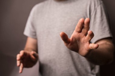 İnsanın el hareketi, içeride durmayı, uyarmayı ya da inkâr etmeyi ifade eder.