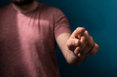 Adam kamerayı otoriteyle işaret ediyor ve odaklanıyor.