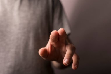 Elini uzatan kişi. Erişim, işaret, dokunma ve bağlantı kavramı.