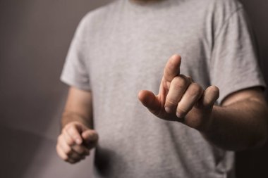 Dijital arayüz ya da ekrana doğru eliyle hareket eden adam