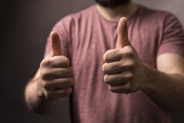 Başparmağından Vazgeçen Adam Onaylama ve Pozitif Hareket Sembolü