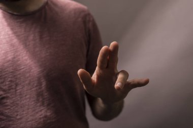 Erkek Hareketi Elleri Parmaklarıyla Üç Numarayı İfade Ediyor