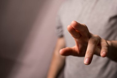 Uzanan el, bağlantı, temas, temas, davet, konsept ve odaklanma.