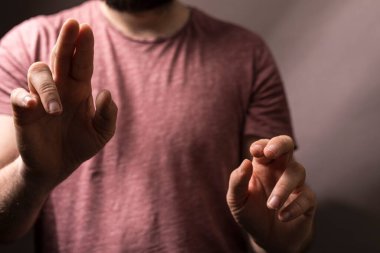 Elleriyle, duygularıyla ve iletişim konseptiyle hareket eden bir adam.