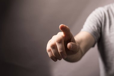 Seçmek ve karar vermek için parmağını öne doğru gösteren kişi