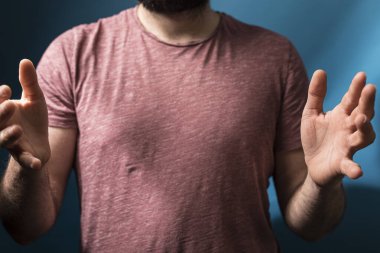 Kollarını uzatan adam. Sunan ya da Soran Bir şey, Kapat