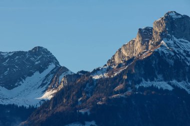 Berrak Mavi Gök Altında Görkemli Karlı Dağlar