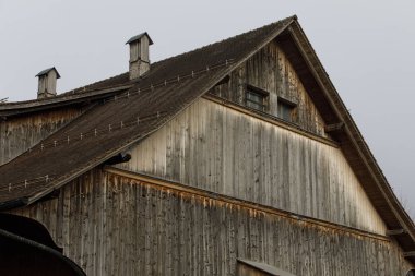 Bulutlu hava koşullarında ahşap bina cephesi