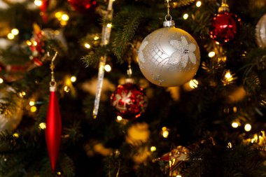 Noel Ağacı Dekorasyonları: Baubles, Lights, Festivalsel Atmosfer