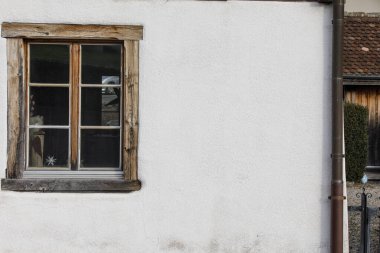 Kırsal Pencere ve Beyaz Kırsal Ev Duvarı