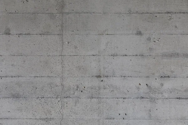 Yatay çizgileri ve çatlakları olan beton duvar dokusu