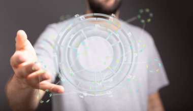 Holografik Veri Görselleştirmesiyle Etkileşen Adam