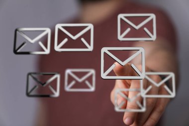 Dijital Ekranda E- posta Simgesi Seçen Adam