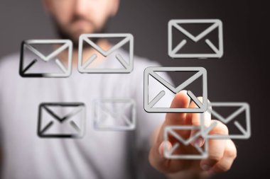 Çoklu İletilerden E- posta Simgesi Seçen Adam