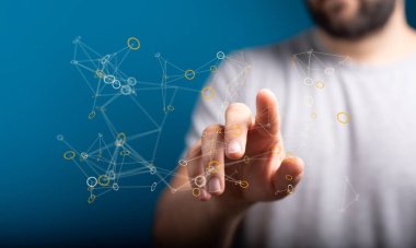 Dijital Ağ Bağlantılarıyla Etkileşen Adam