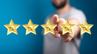 İnsanın eli beş altın yıldızı gösteriyor, mükemmel derecelendirme konsepti.