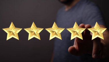 Beş yıldızlı altın dereceli adam memnuniyet ve kalitenin sembolü