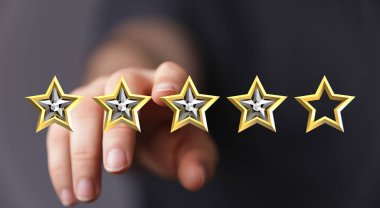 Geri bildirim ve değerlendirme için 3D altın yıldızları işaret ediyor