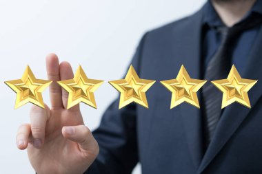 İş adamının eli beş altın yıldıza işaret ediyor.