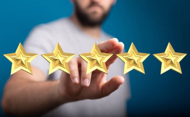 İnsan olumlu geri bildirim ve başarı kavramını gösteren beş yıldızı işaret eder.