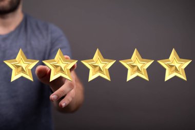 Altın yıldızları işaret ederek mükemmel hizmet ve yüksek memnuniyet derecesi