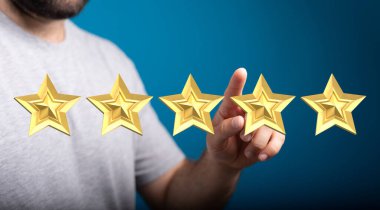 Mükemmel reyting ve değerlendirme için beş altın yıldızı gösteren adam.