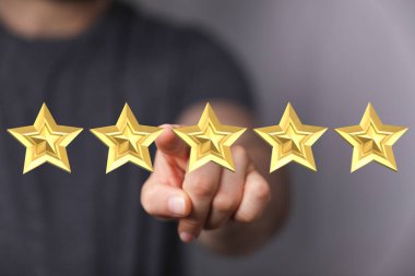 Beş altın yıldızlı kişi mükemmel hizmet veriyor.